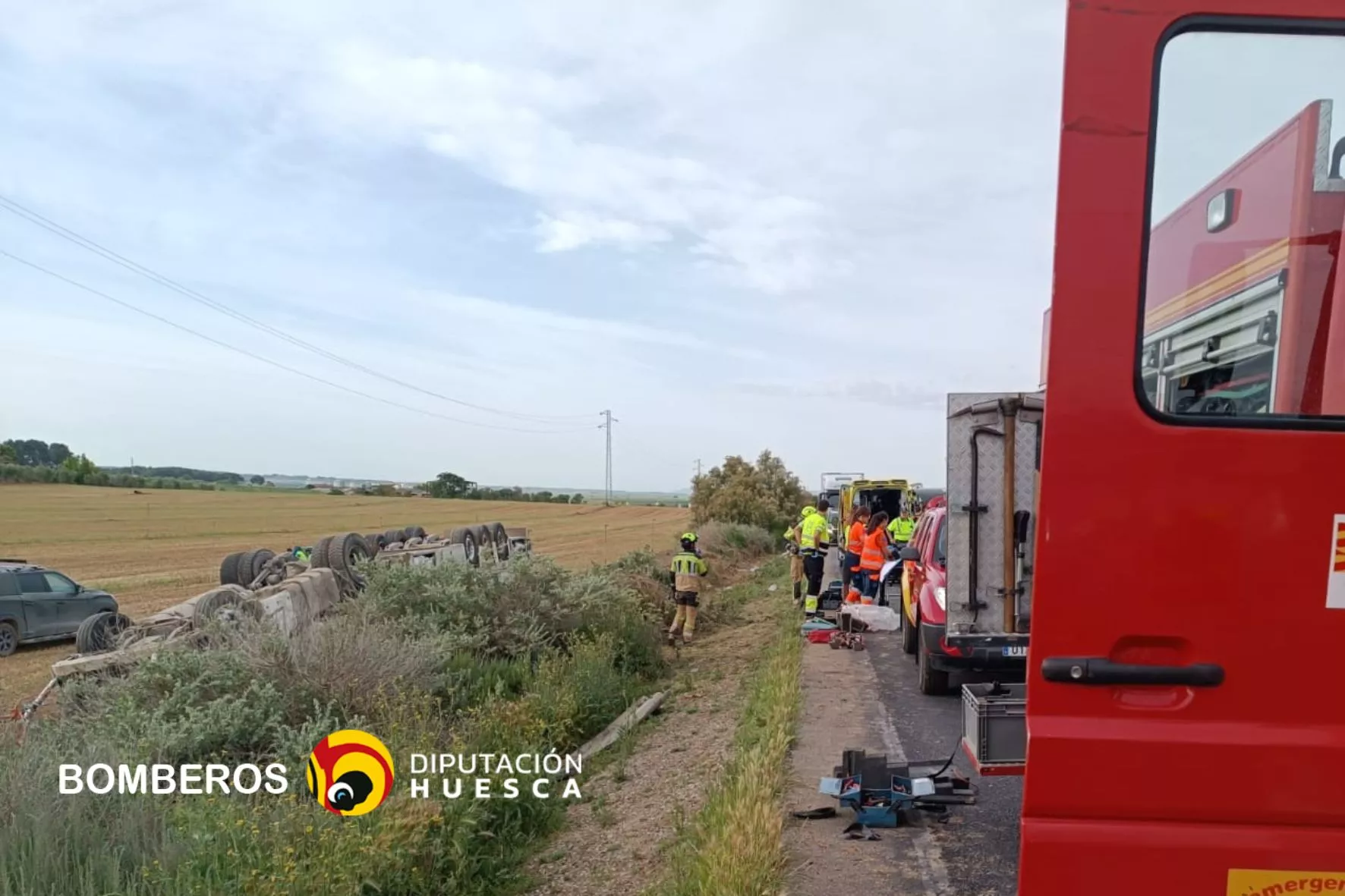 Un camión con cerdos vuelca en Esplús y el conductor queda atrapado.