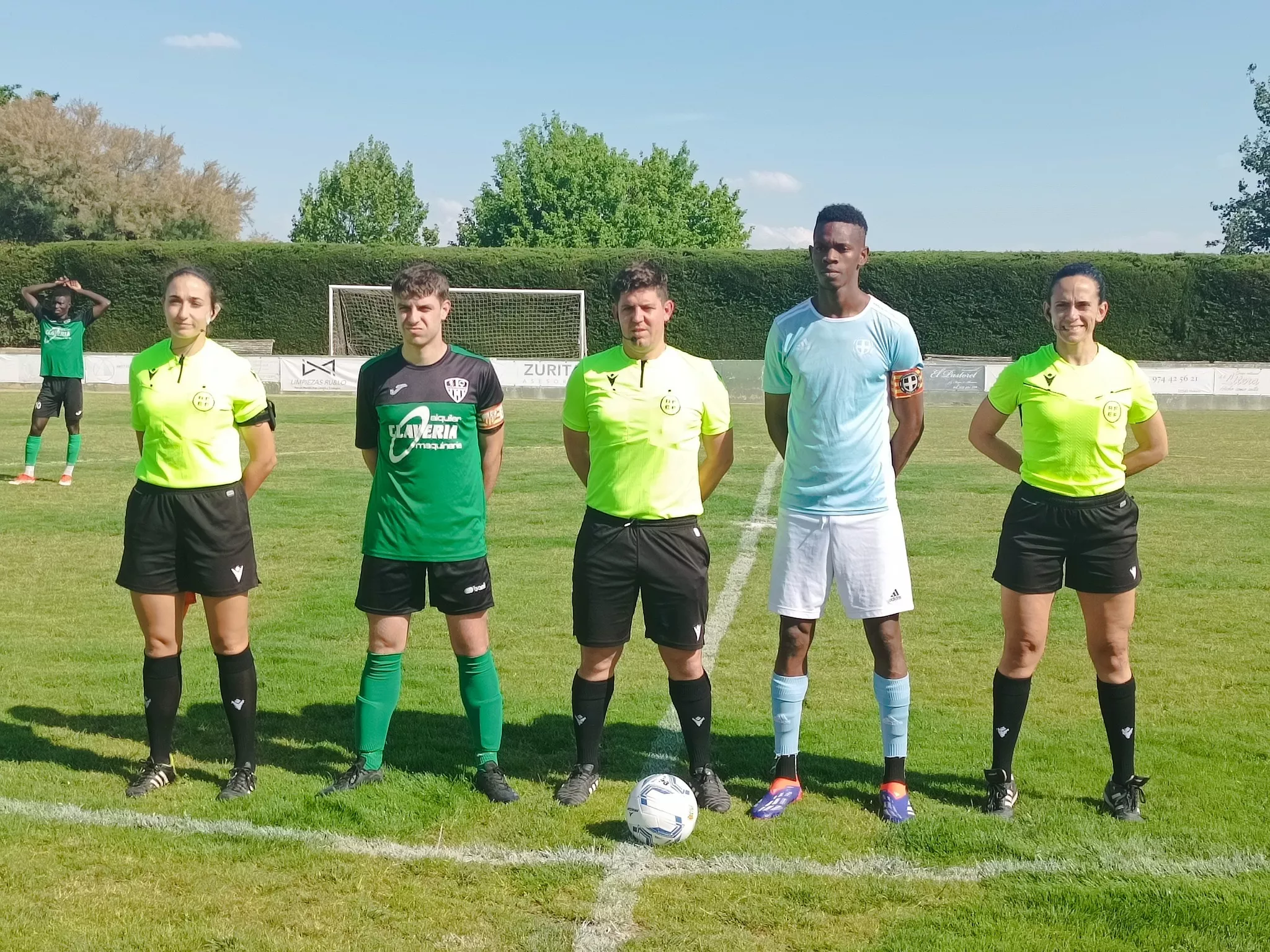 Saludo inicial entre árbitros y capitanes de Altorricón e Internacional de Huesca.