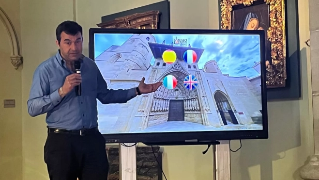 Ricardo Orós muestra la aplicación. Ricardo Orós muestra la aplicación.