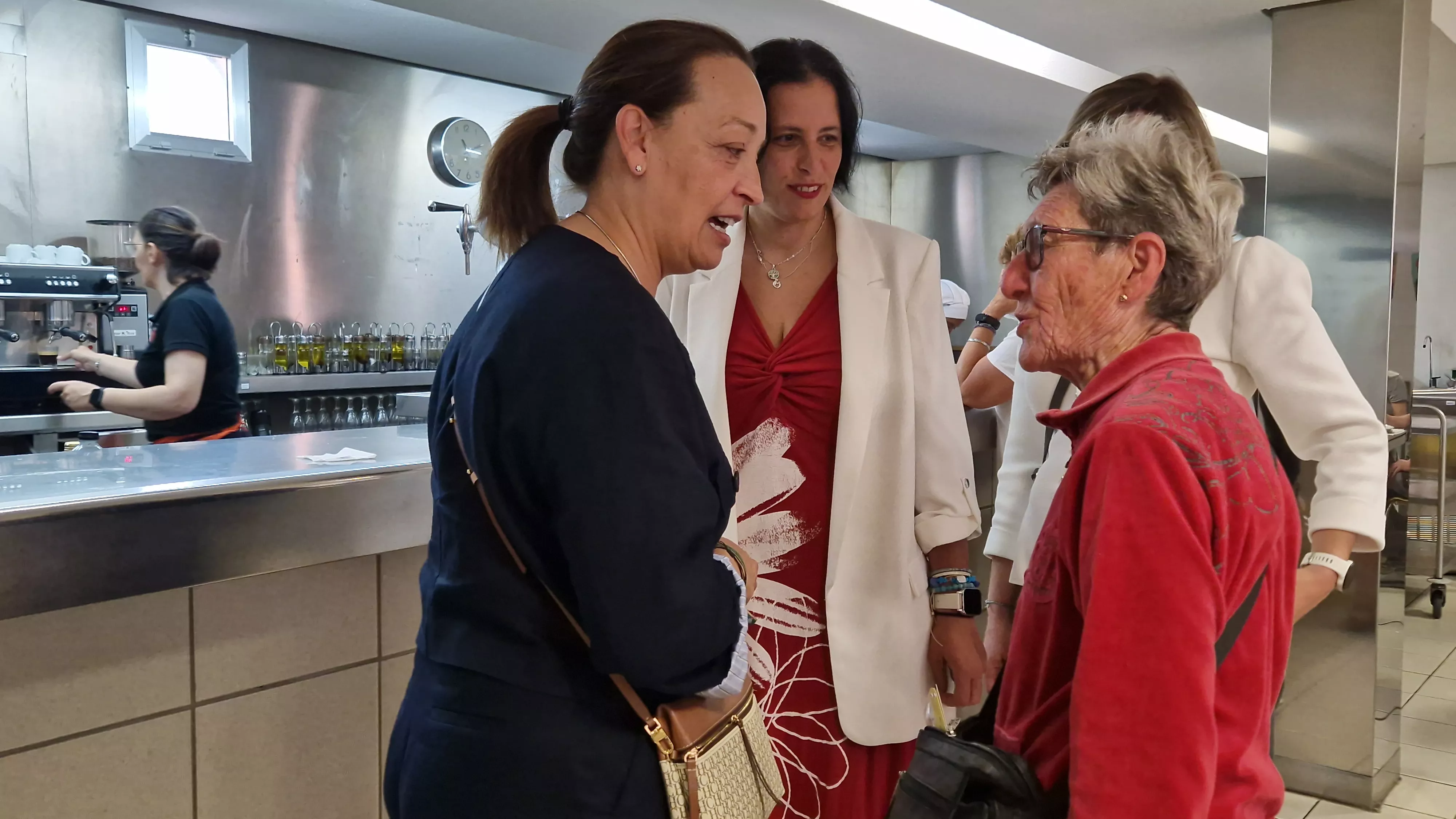 Visita de la consejera Susín al Hogar de Personas Mayores de Huesca. Foto Myriam Martínez