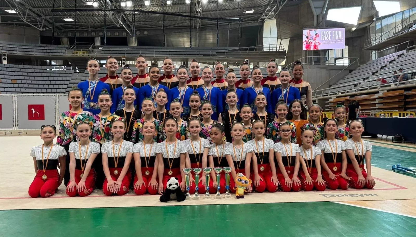 Lo cinco equipos del Club 90 de gimnasia estética de grupo con su repóker de oro.