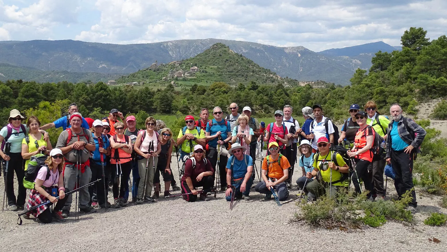 El grupo de Turismo posa con Santa María de Buil al fondo. Foto Alfredo Zazo