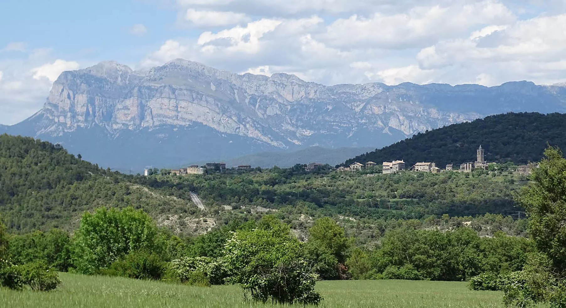 Coscojuela de Sobrarbe y Peña Montañesa. Foto Alfredo Zazo