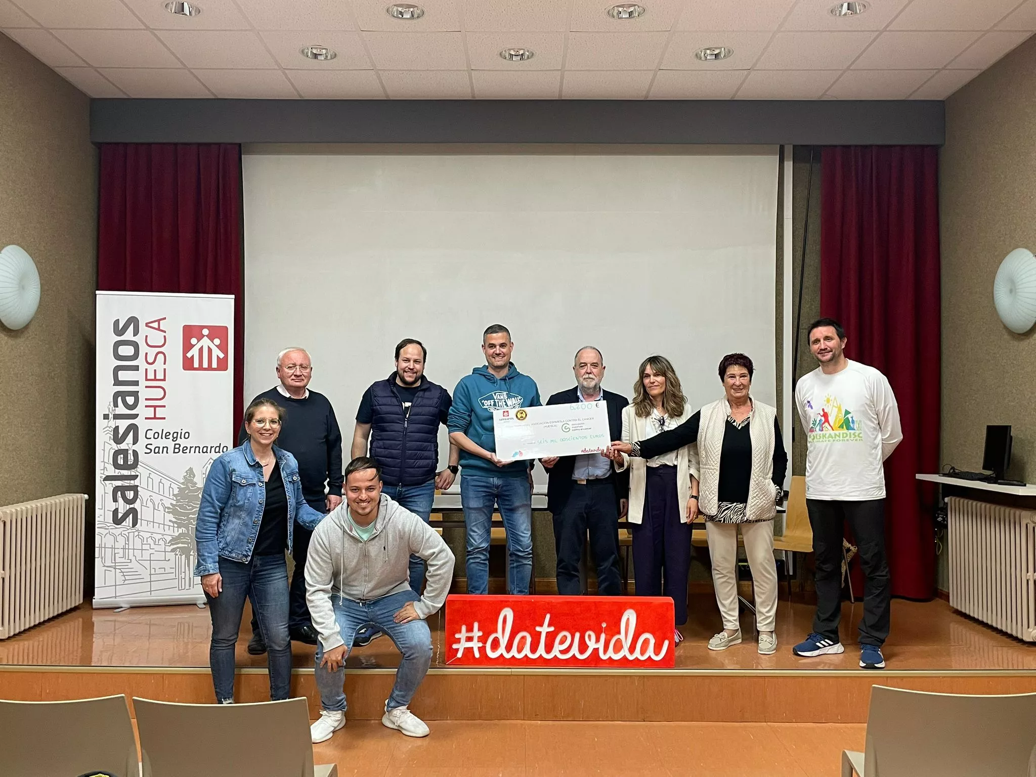 Imagen del acto celebrado este lunes, para entregar el cheque de Date Vida a la Asociación Contra el Cáncer.