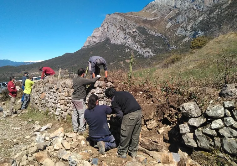 Nuevo taller en Sobrarbe para preservar el arte de la piedra seca en el Pirineo. Nuevo taller en Sobrarbe para preservar el arte de la piedra seca en el Pirineo.