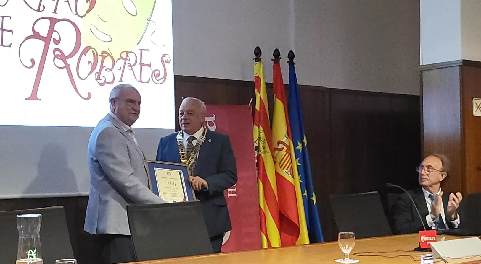 Luis Casáus recibe la Distinción Rotaria de manos de José Luis González