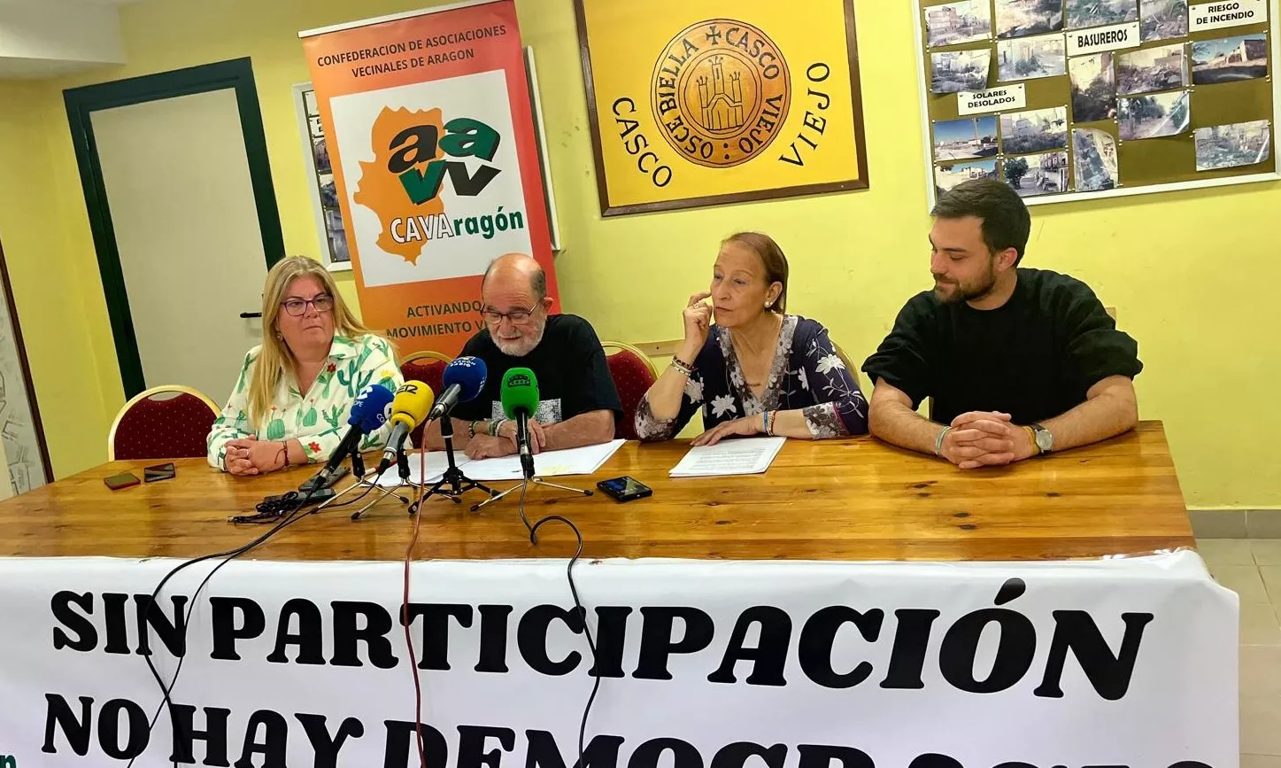 Eva Ramos, Pepe Polo, Violeta Gracia y Diego Cajal ha presentado la asamblea anual en Huesca del movimiento vecinal aragonés.