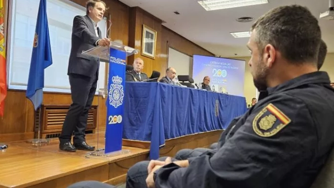 El consejero Bermúdez de Castro se dirige a los asistentes al acto entrega de medallas en la Jefatura Superior de Policía en Aragón.DGA