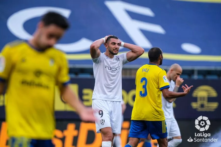 Rafa Mir se lamenta en un Cádiz-Huesca.