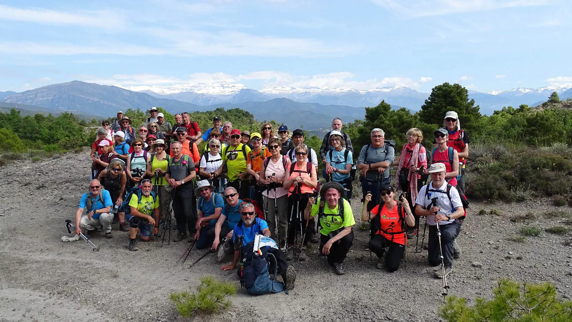 El grupo de Turismo posa con unas vistas magníficas, al fondo, del Pirineo.