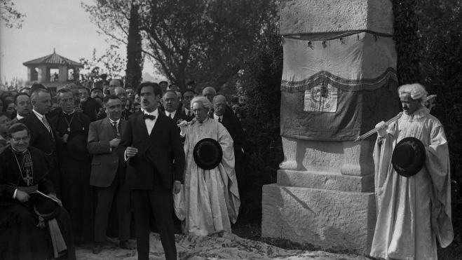 Ramón Acin en la inauguración de su monumento a Lucas Mallada hace cien años.