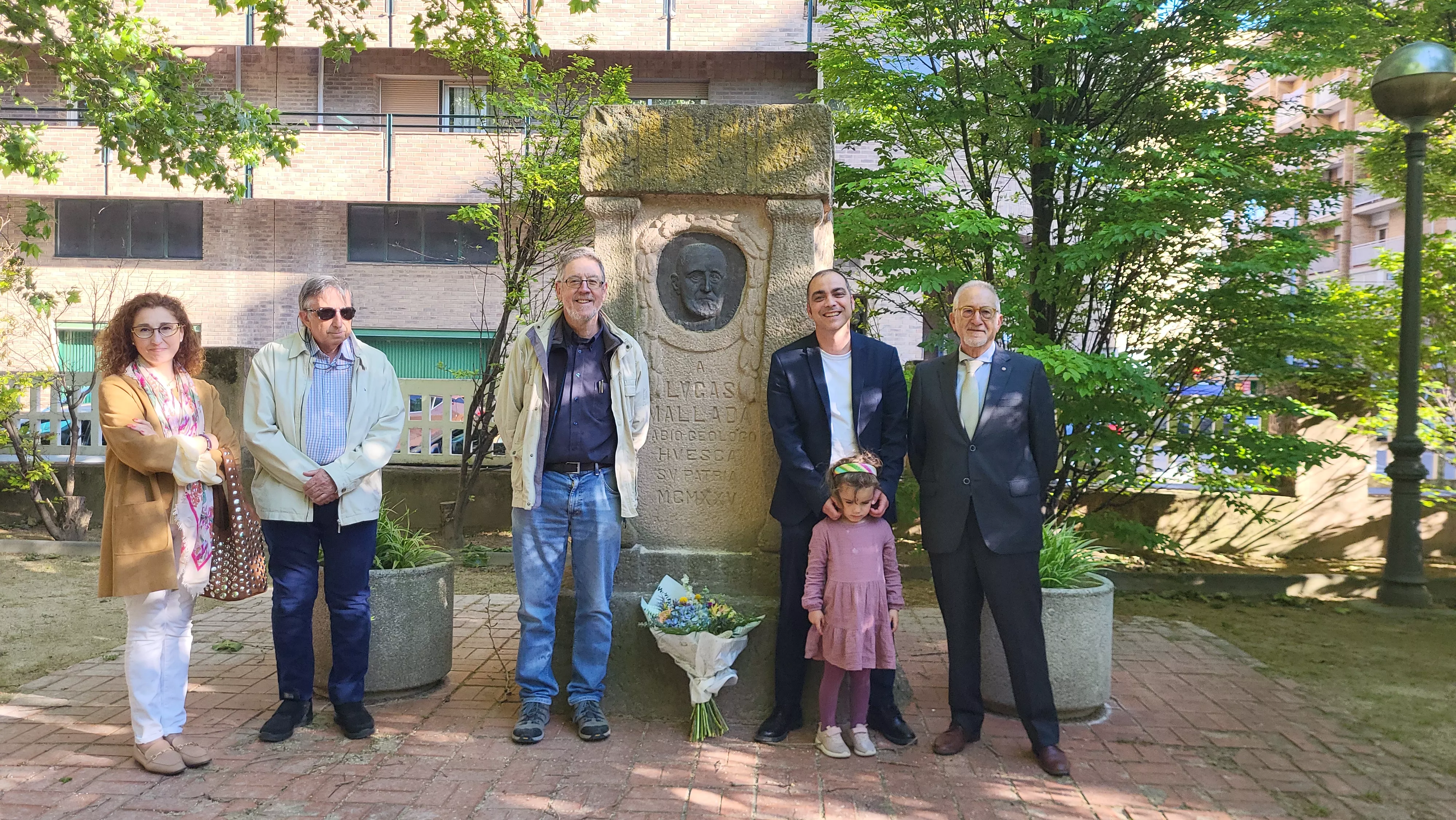 Homenaje en el monumento a Lucas Mallada, obra de Ramón Acín. Foto Mercedes Manterola Homenaje en el monumento a Lucas Mallada, obra de Ramón Acín. Foto Mercedes Manterola