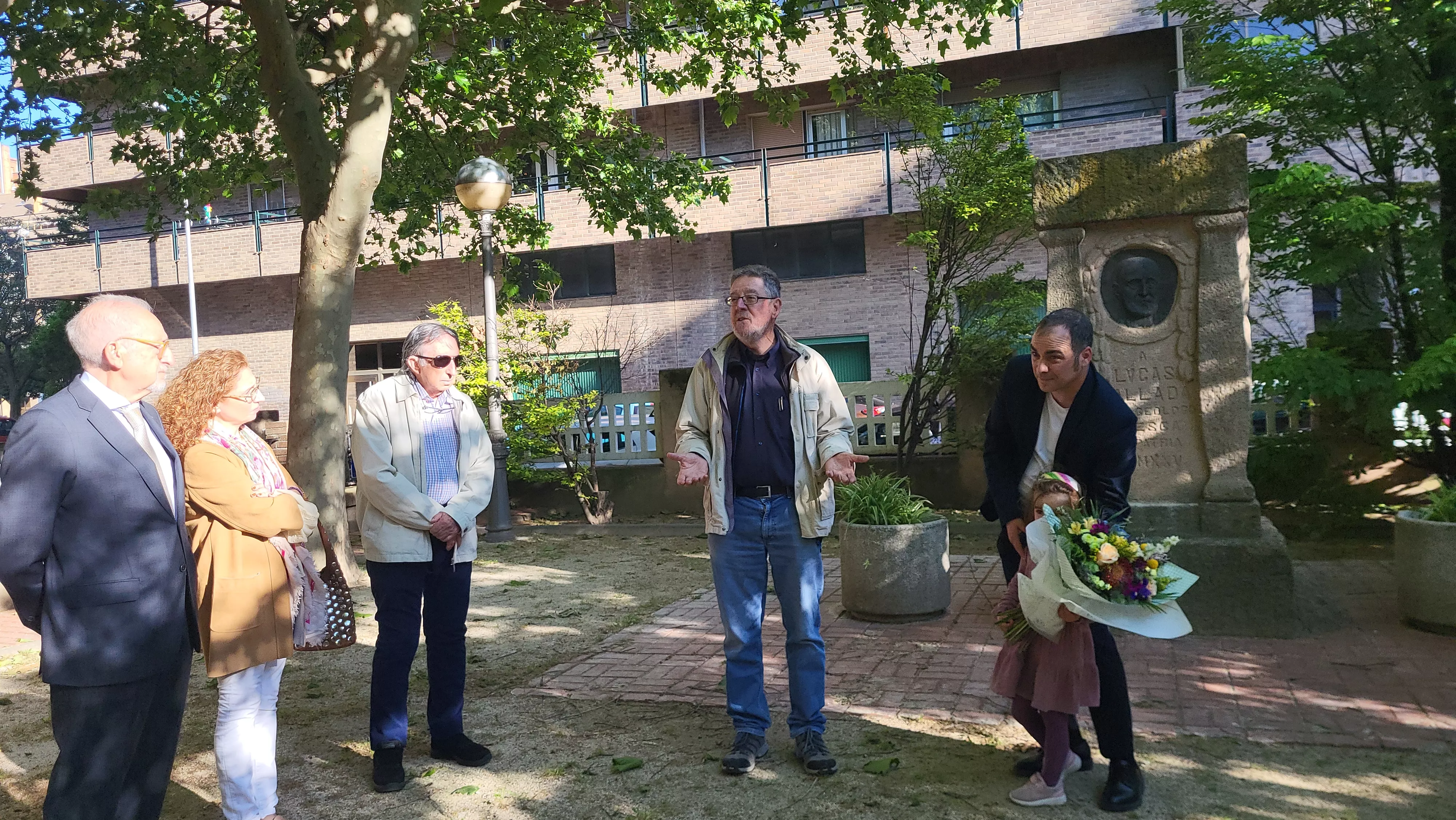 Homenaje a Lucas Mallada en el monolito del parque Miguel Servet. Foto Mercedes Manterola