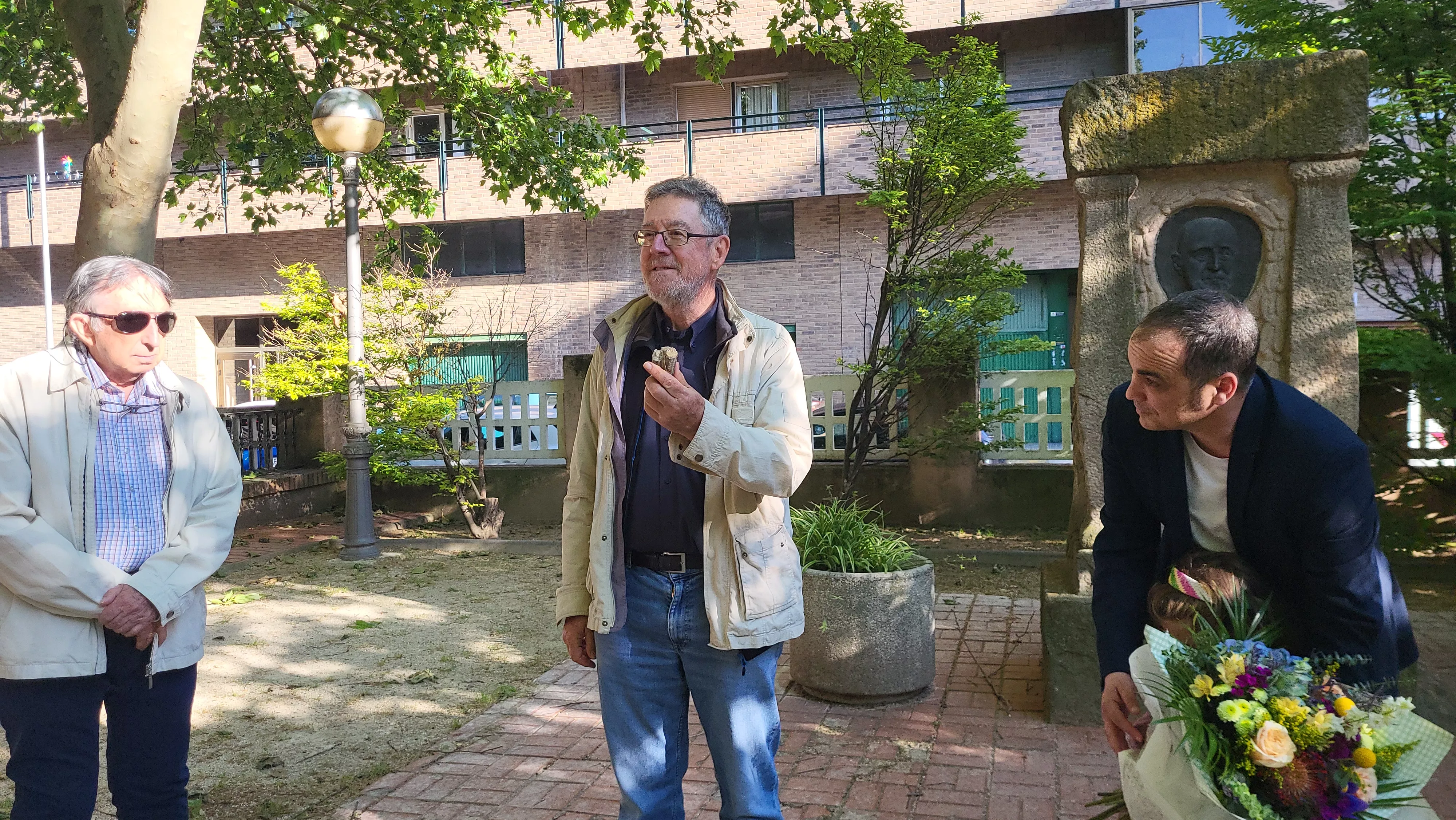 Homenaje a Lucas Mallada en el monolito del parque Miguel Servet. Foto Mercedes Manterola