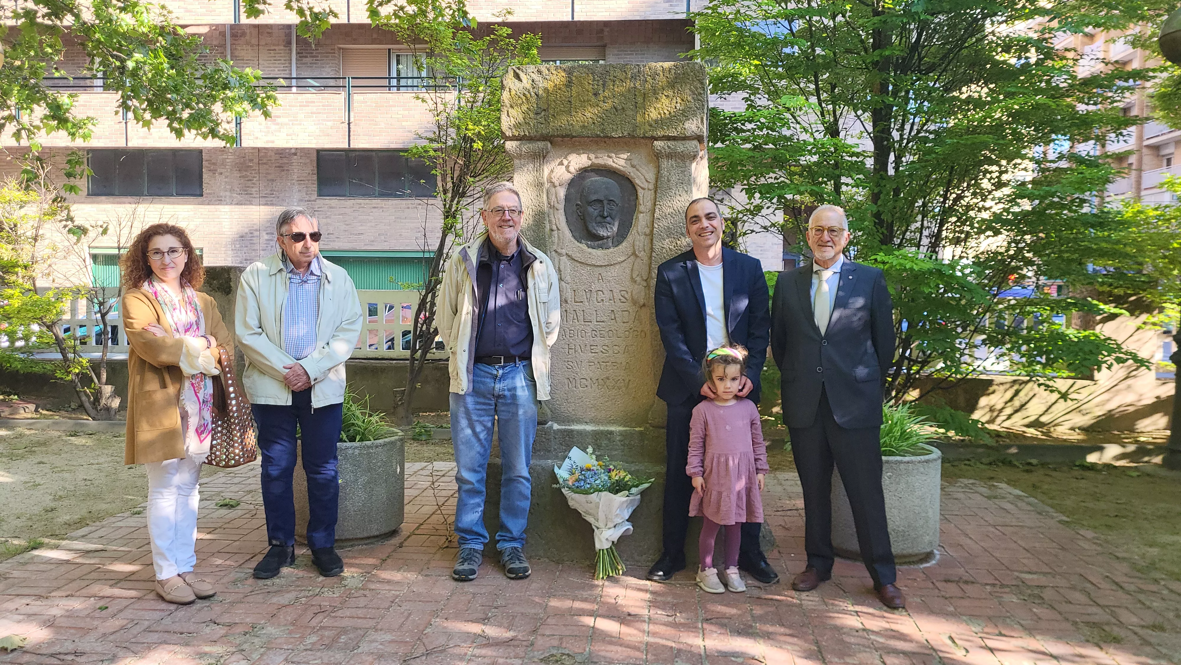 Homenaje a Lucas Mallada en el monolito del parque Miguel Servet. Foto Mercedes Manterola