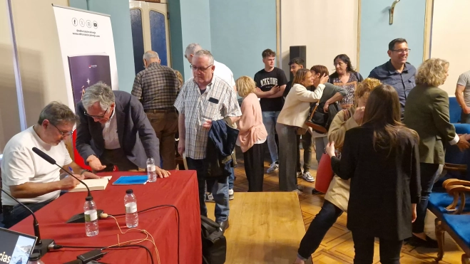 Javier González, firmando ejemplares al término del acto. Foto Myriam Martínez