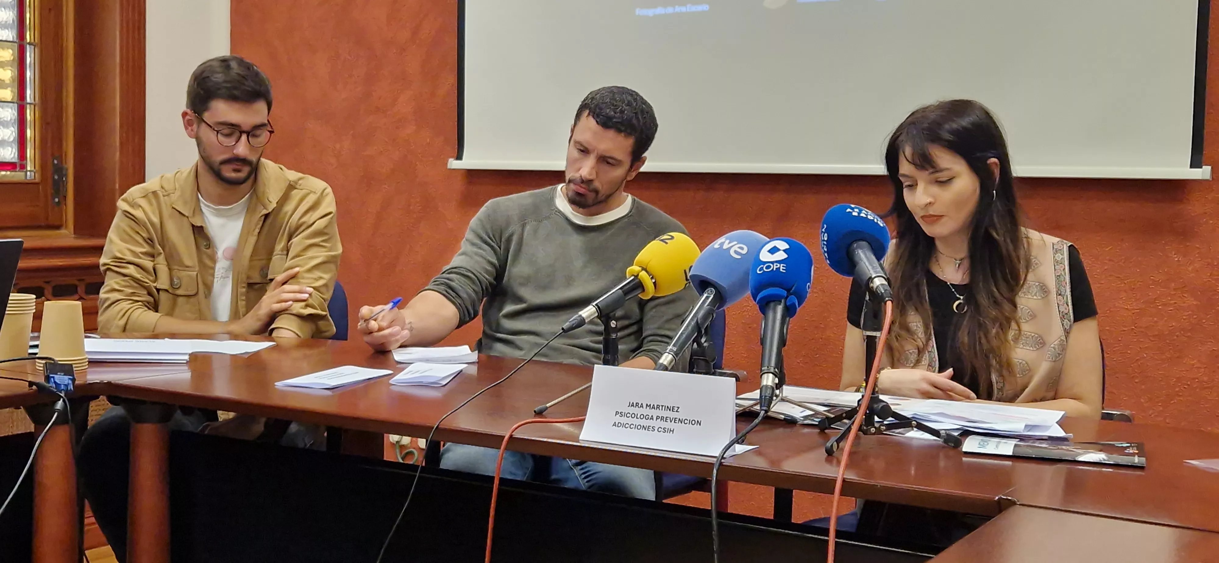 Óscar Nadal, Noel Torrijos y Jara Martínez, psicólogos del Centro de Solidaridad Interdiocesano de Huesca. Foto Myriam Martínez