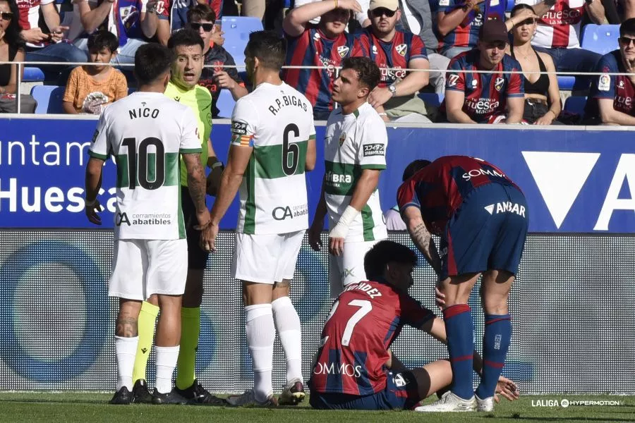 Valera ve la amarilla en la falta que comete sobre Javi Hernández. Foto: LaLiga