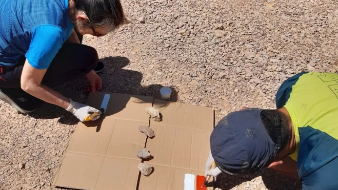 Voluntarios del programa de senderos turísticos realizando una práctica de señalización. Voluntarios del programa de senderos turísticos realizando una práctica de señalización.