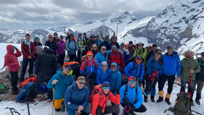 El grupo de adultos en la cima del pico Puerto Viello. El grupo de adultos en la cima del pico Puerto Viello.