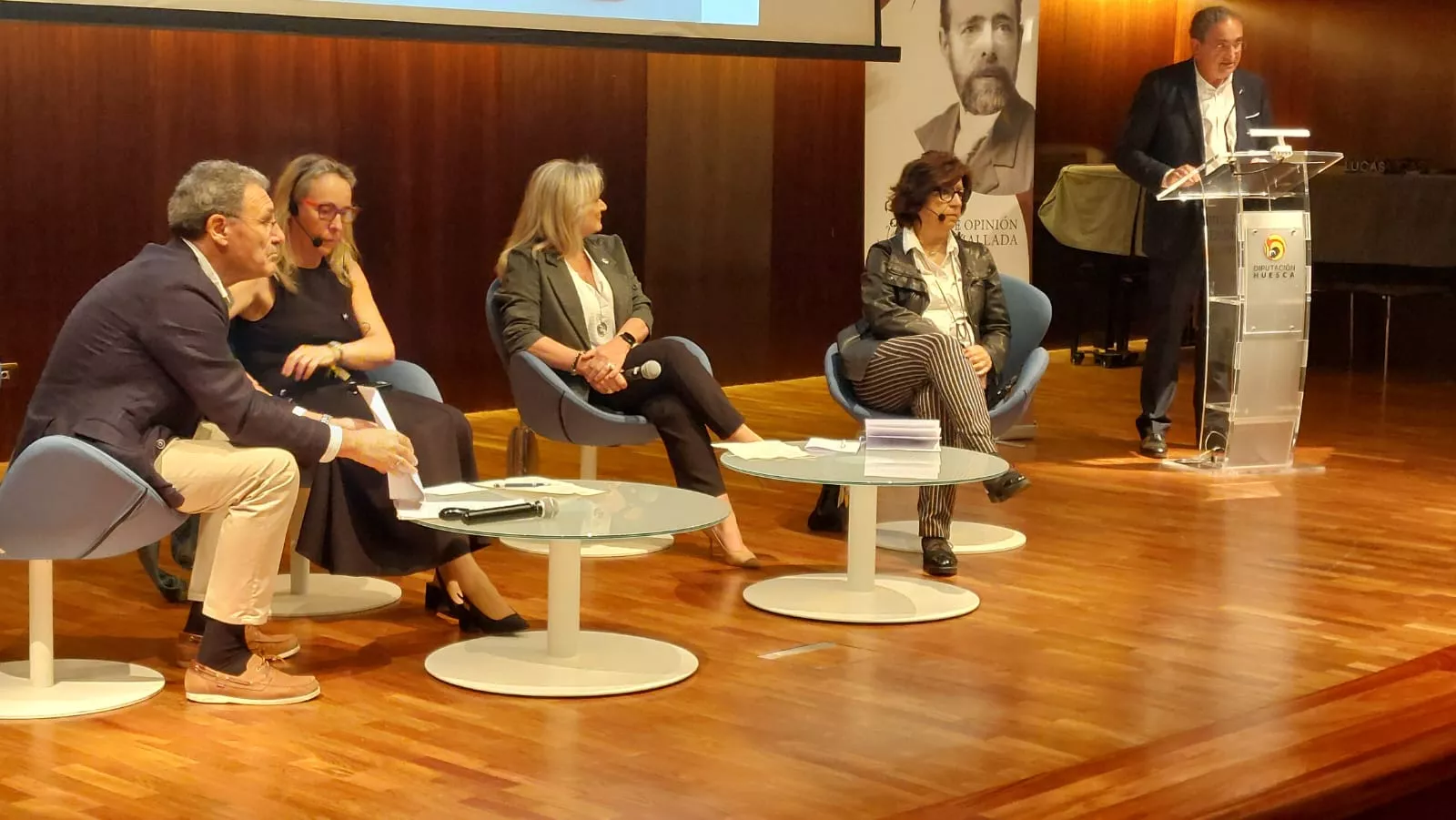 Luis Borderías, Olga Ordás, Carmen Tosat, María Teresa Villarroel y Javier Caudillo, en la mesa redonda sobre la situación de la sanidad