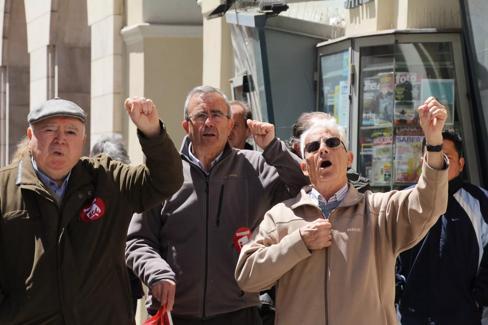 Mario Betrán, entre Víctor Rincón y Santiago Cano. Foto Carlos Neofato