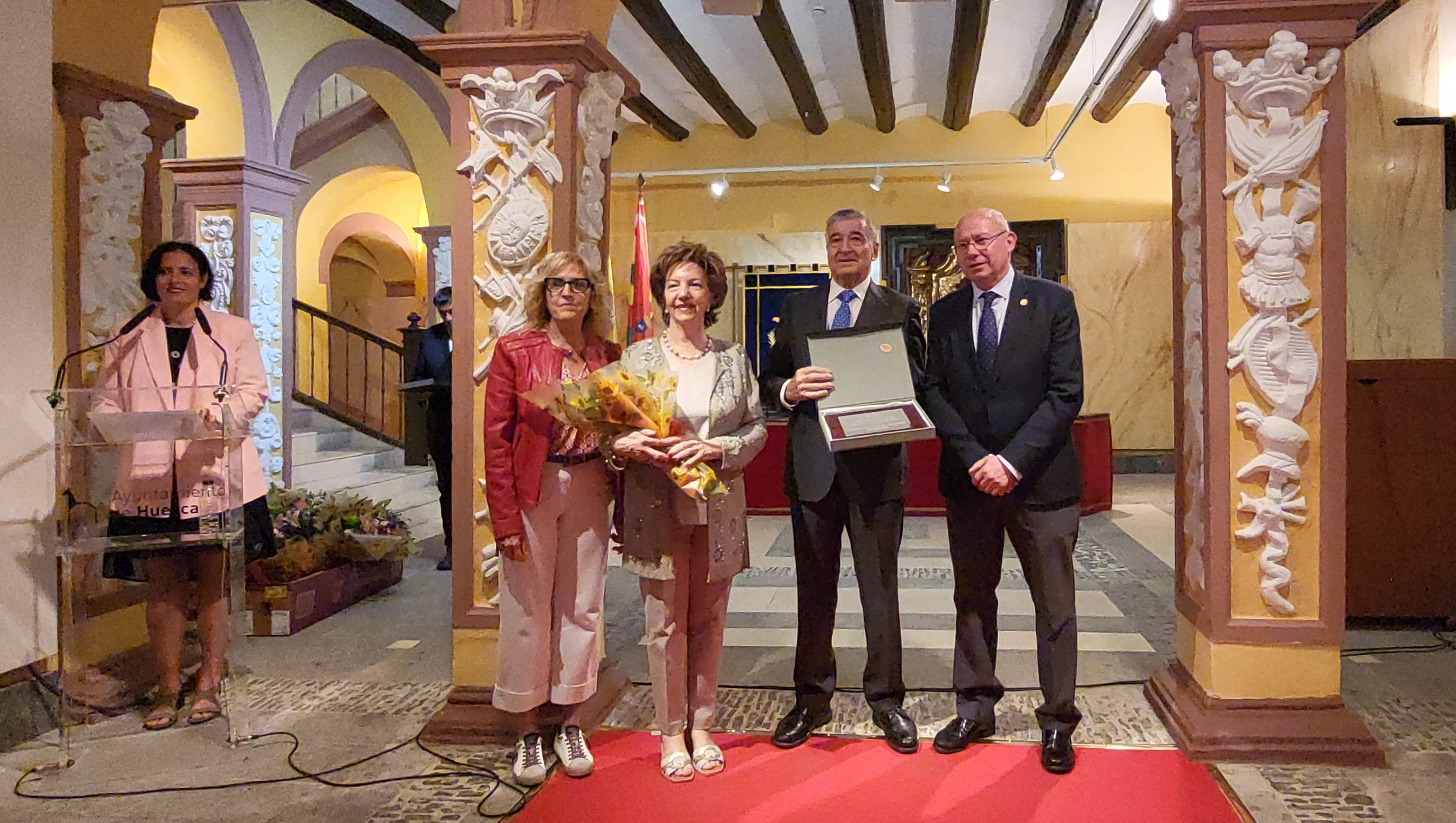 Homenaje de Huesca a 23 matrimonios en sus bodas de oro. Foto Mercedes Manterola