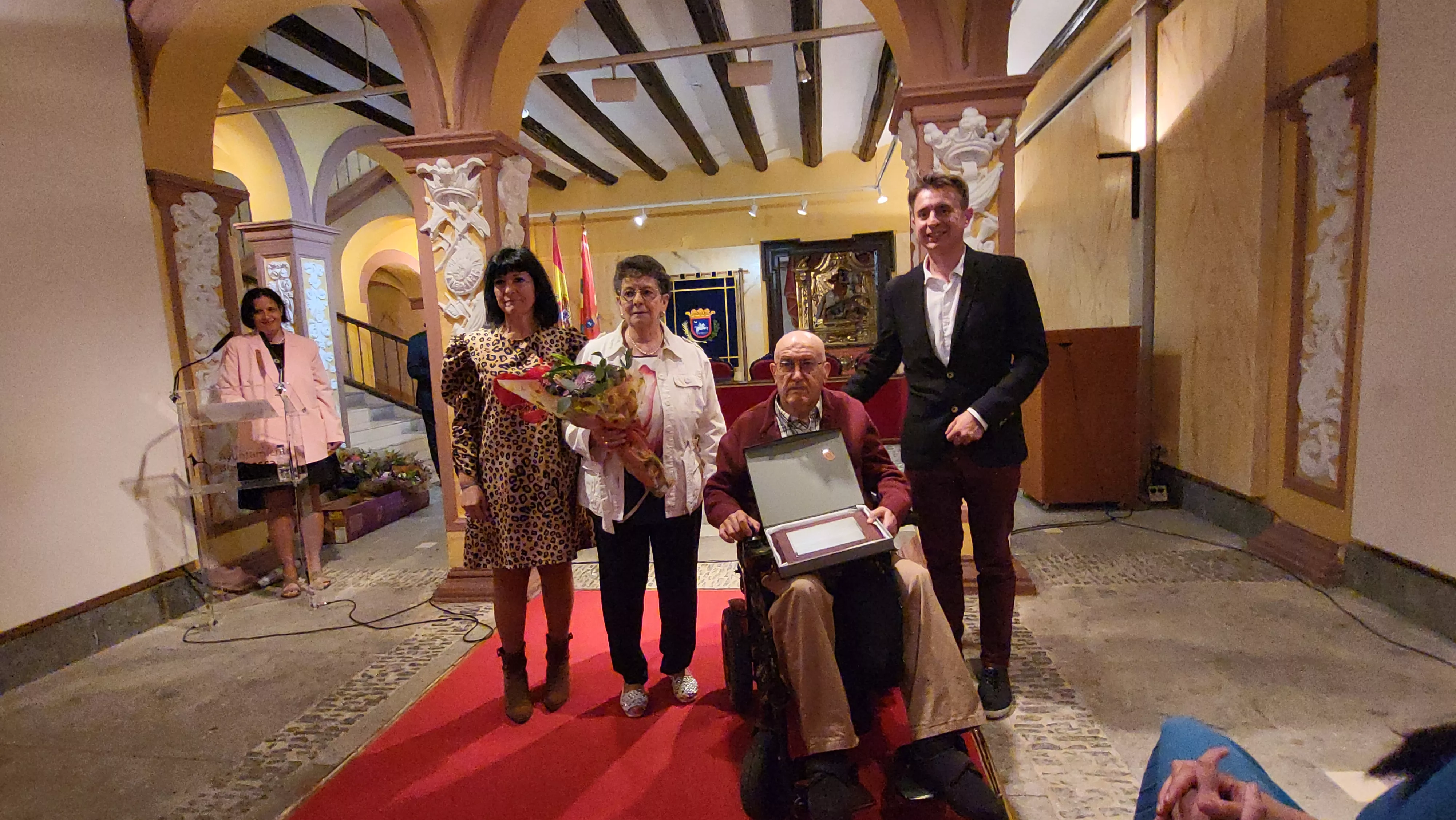Homenaje de Huesca a 23 matrimonios en sus bodas de oro. Foto Mercedes Manterola