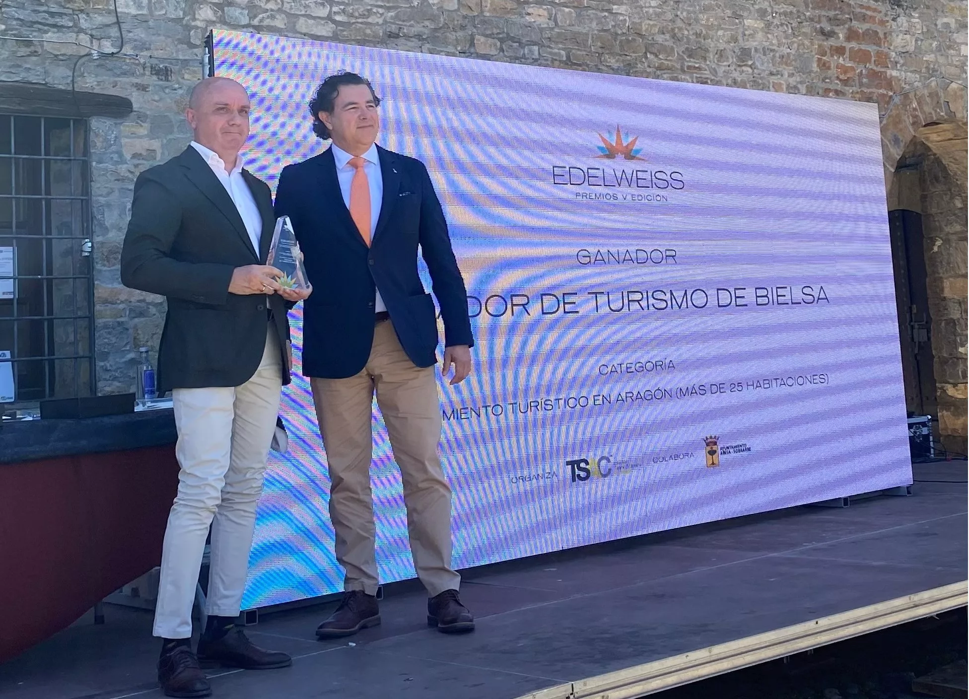 José María Martínez, director del Parador de Bielsa, ha recogido en Aínsa el Premio Edelweis. José María Martínez, director del Parador de Bielsa, ha recogido en Aínsa el Premio Edelweis.