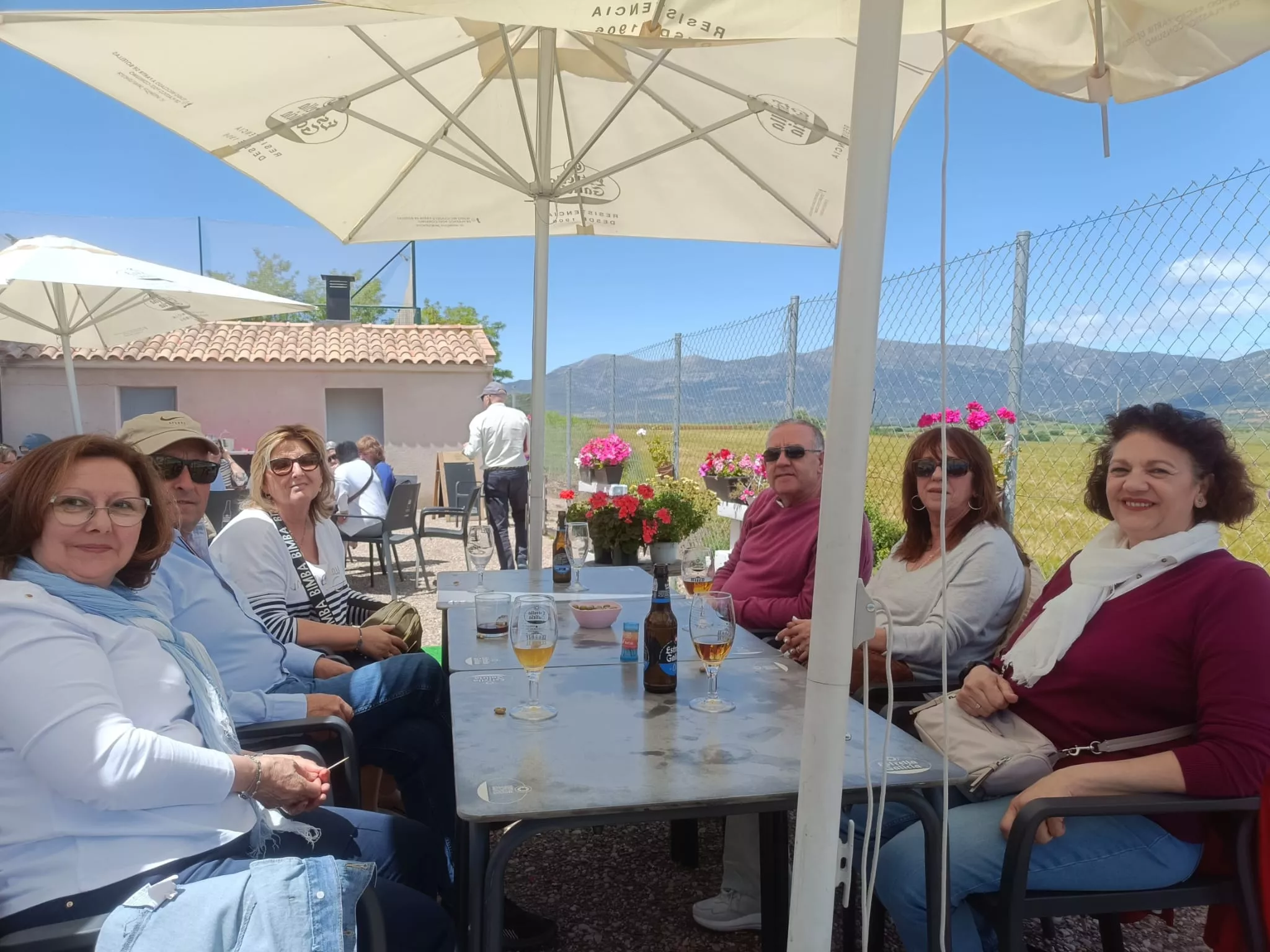 Visita al café de Casbas de un grupo de turistas de Épila.