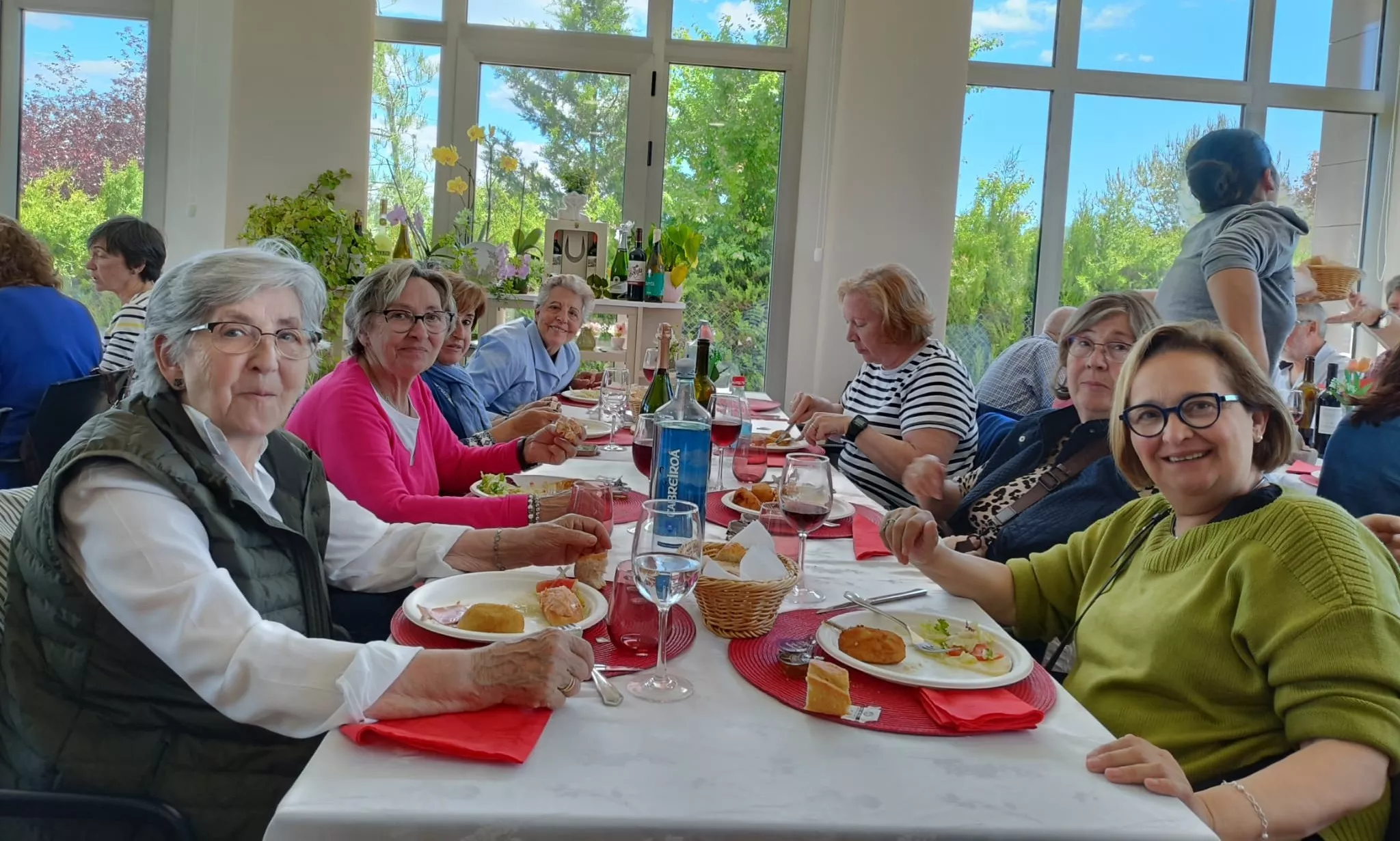 Visita al café de Casbas de un grupo de turistas de Épila.