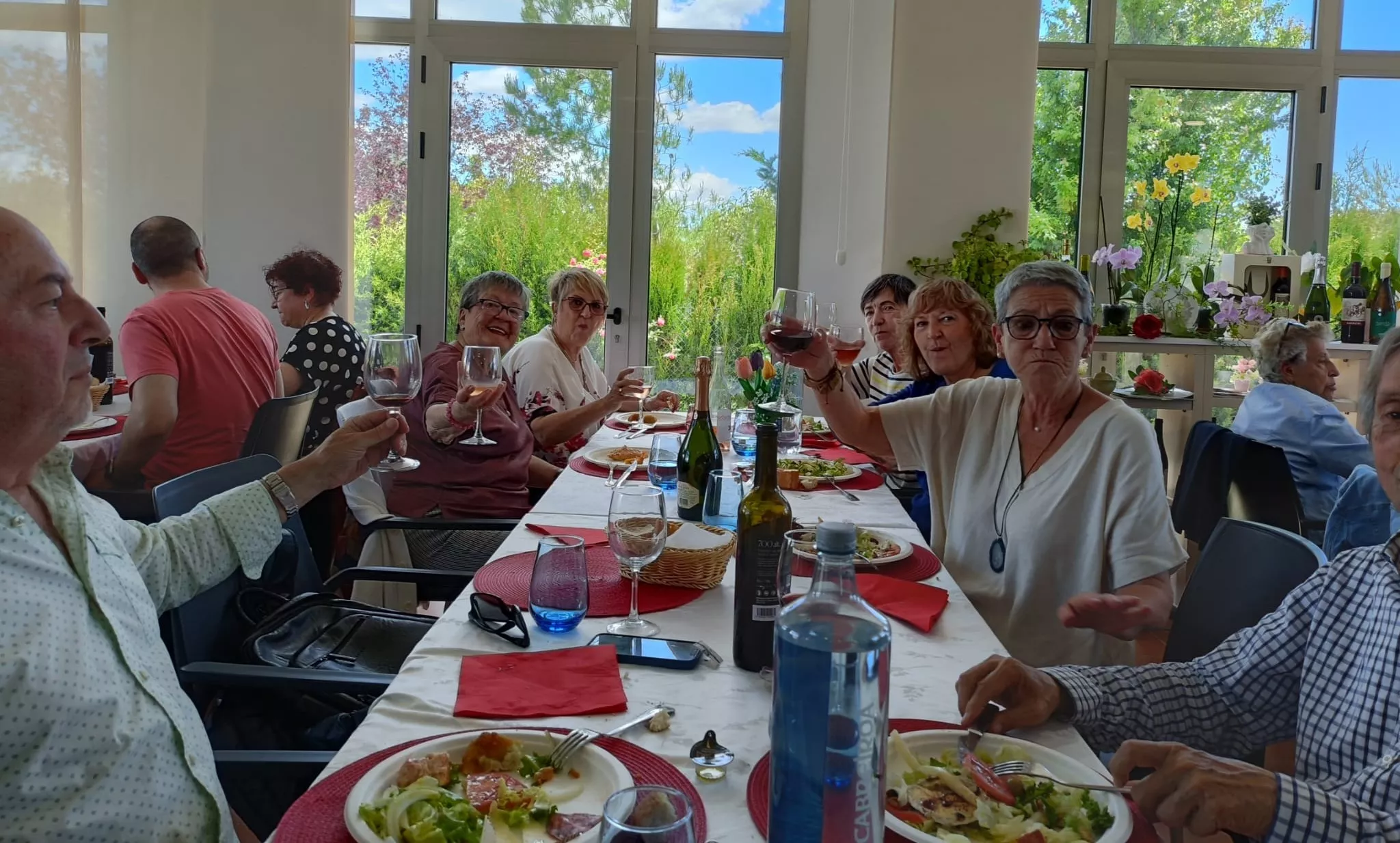 Visita al café de Casbas de un grupo de turistas de Épila.