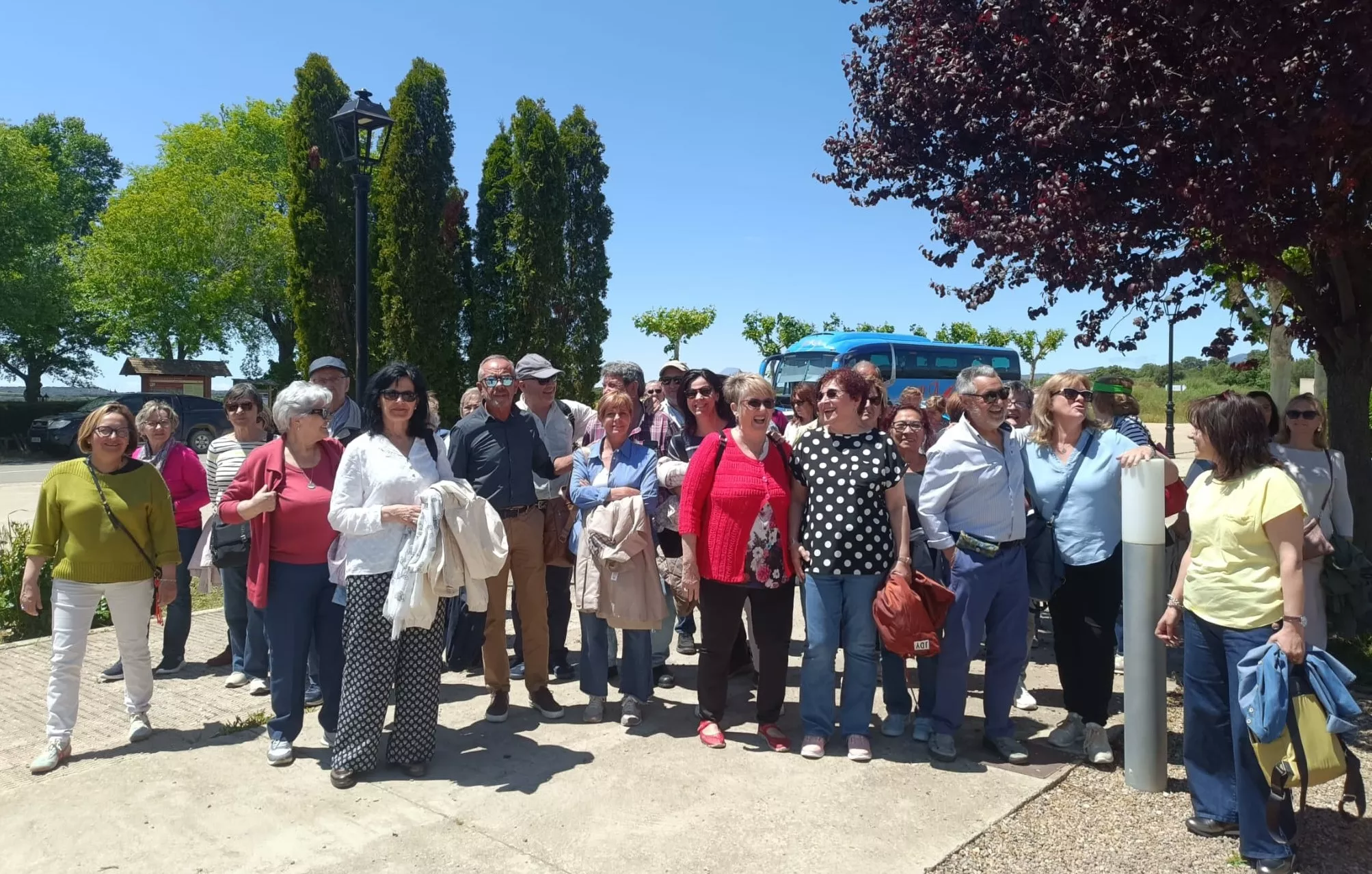 Visita al café de Casbas de un grupo de turistas de Épila.