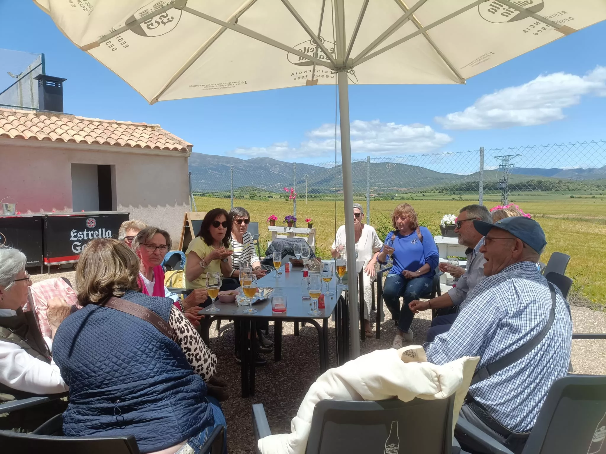 Visita al café de Casbas de un grupo de turistas de Épila.