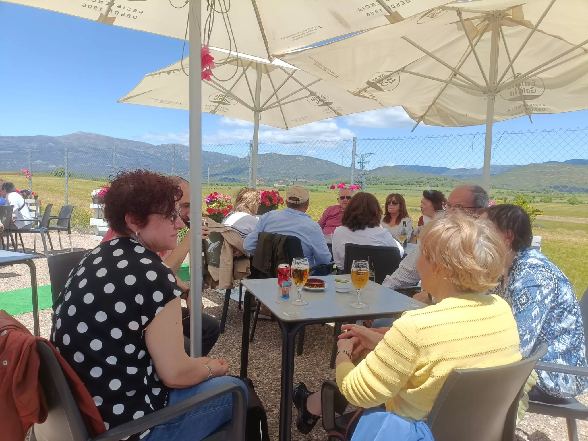 Visita al café de Casbas de un grupo de turistas de Épila.