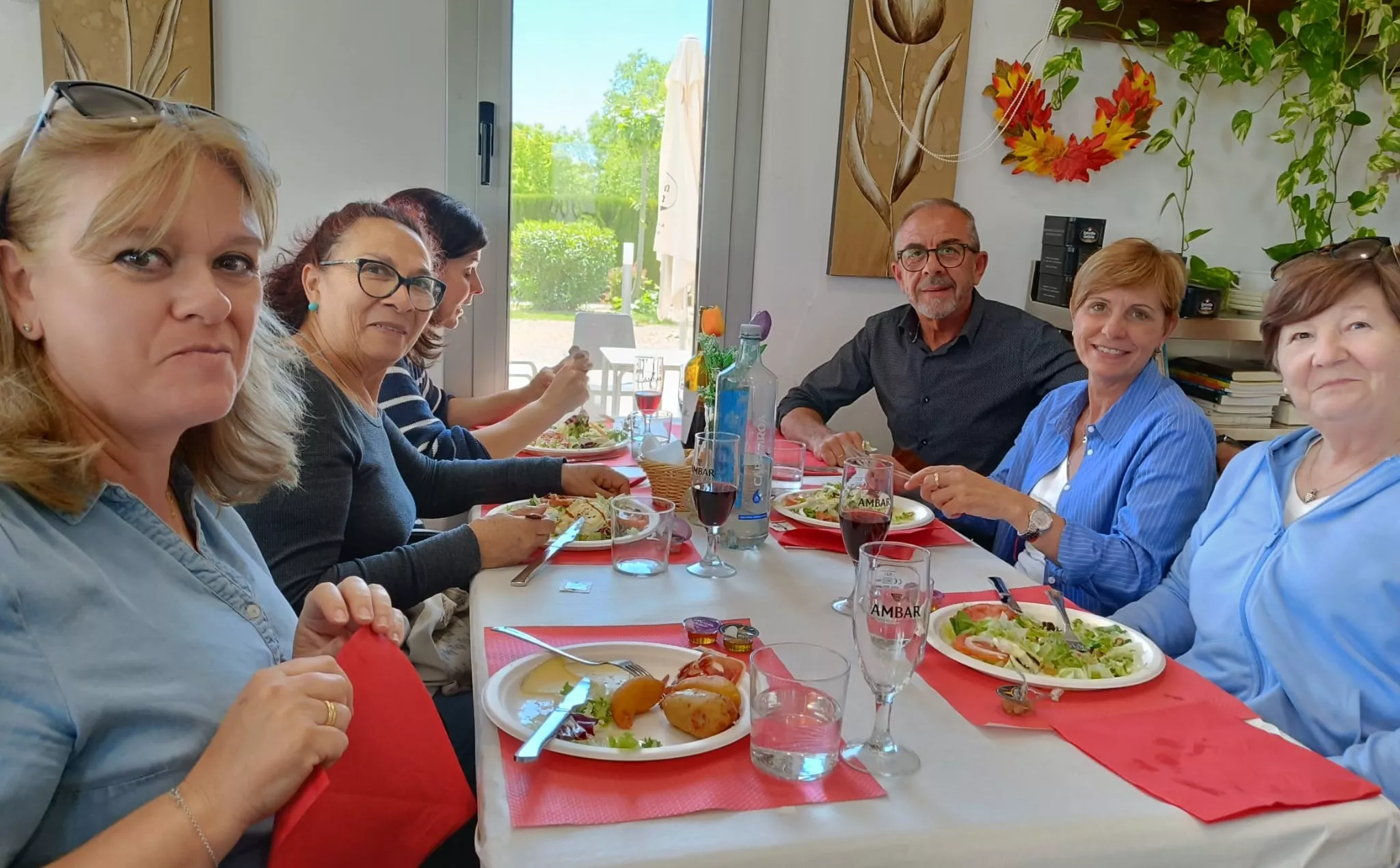Visita al café de Casbas de un grupo de turistas de Épila.