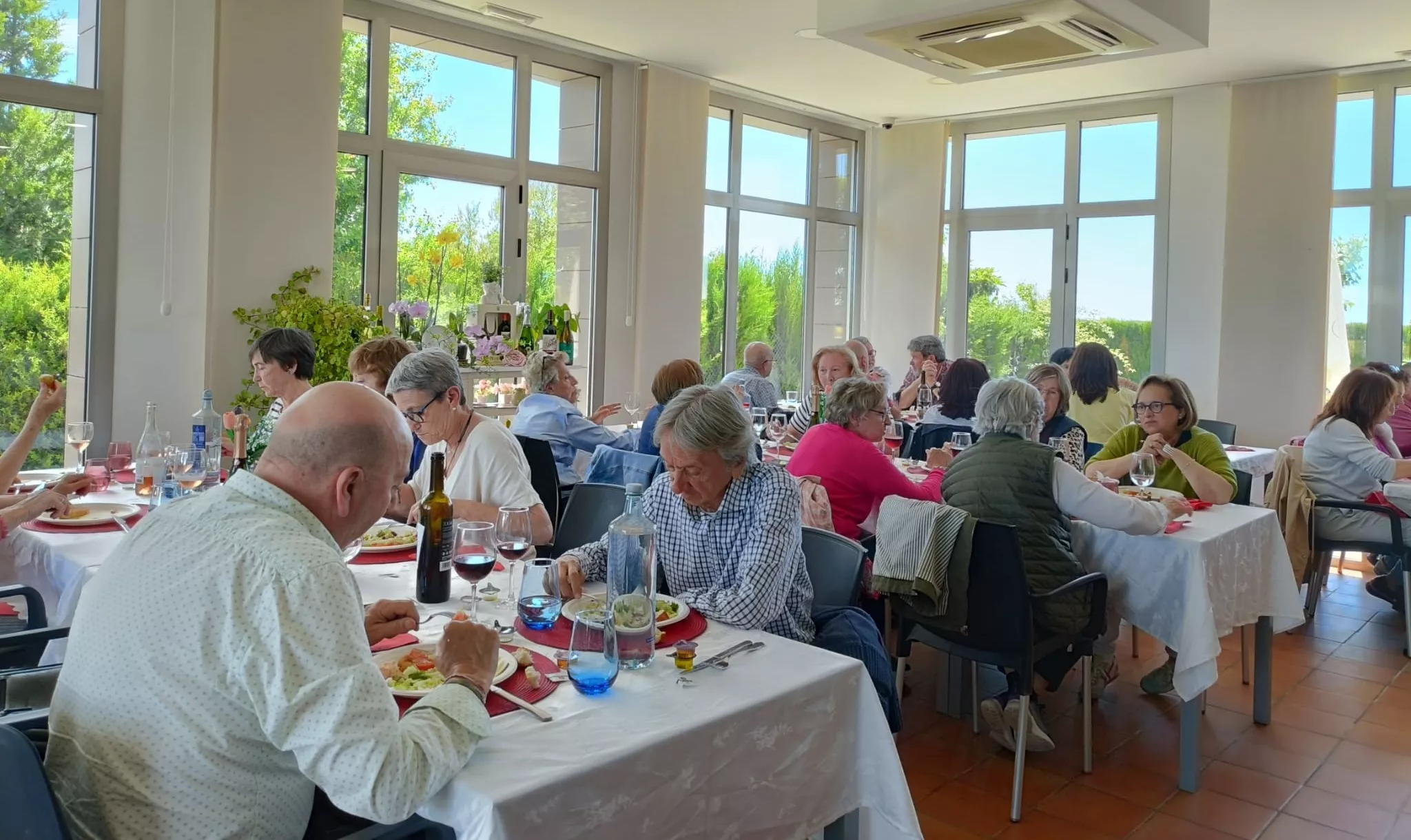 Visita al café de Casbas de un grupo de turistas de Épila.