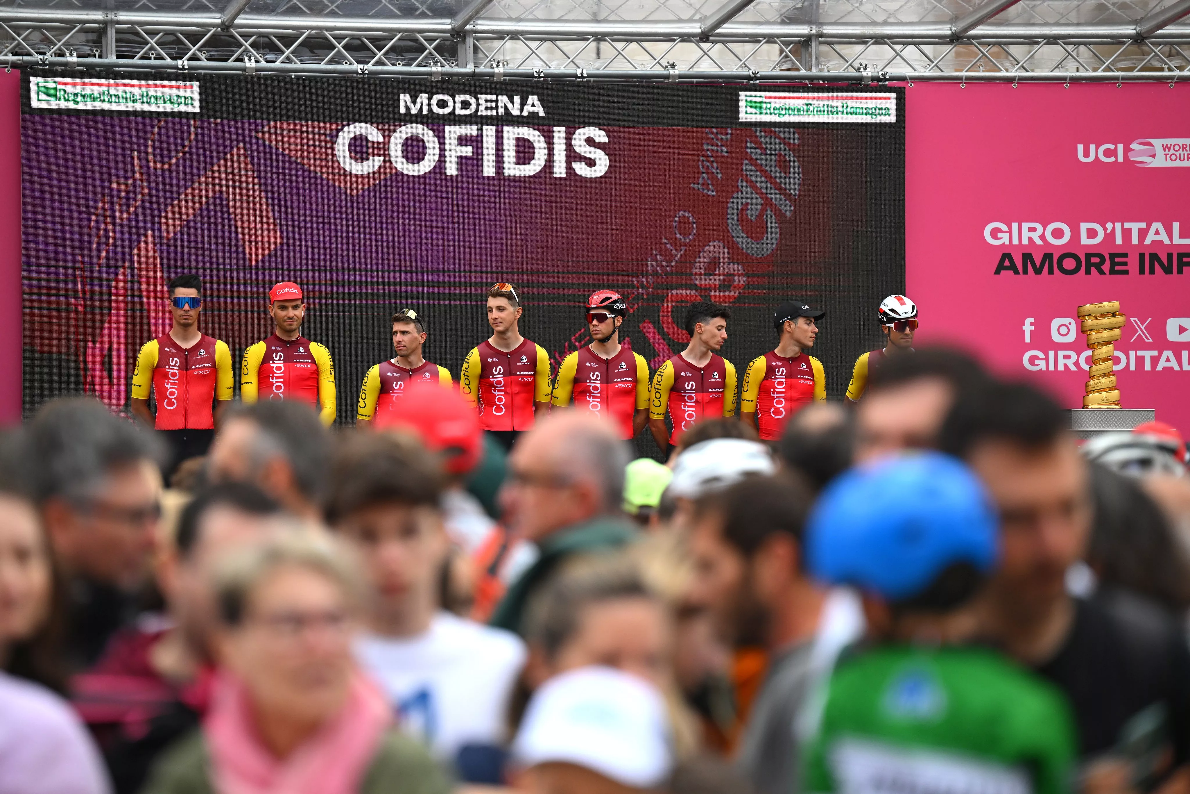 Giro de Italia: Kooij gana al sprint. Samitier, junto a sus compañeros, antes de la etapa. Foto: @TeamCOFIDIS