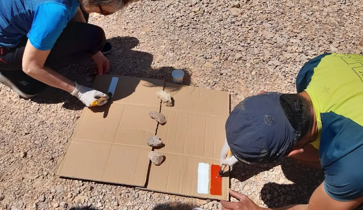 Voluntarios del programa de senderos turísticos realizando una práctica de señalización. Montañeros altoaragoneses adecuarán las 16 etapas del GR1 en Aragón.