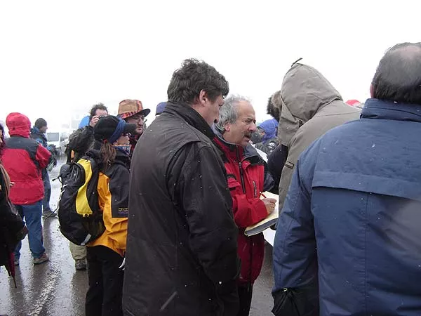 José Luis Sánchez, con el anorak rojo en el centro de la imagen, en su etapa de alcalde de Sallent. Foto Desnivel