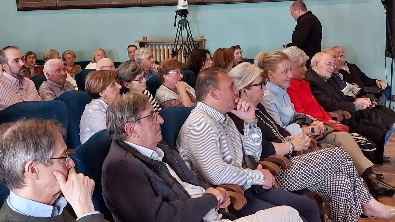 Conferencia del catedrático Pablo Blanco en el Casino oscense. Foto Javier García Antón