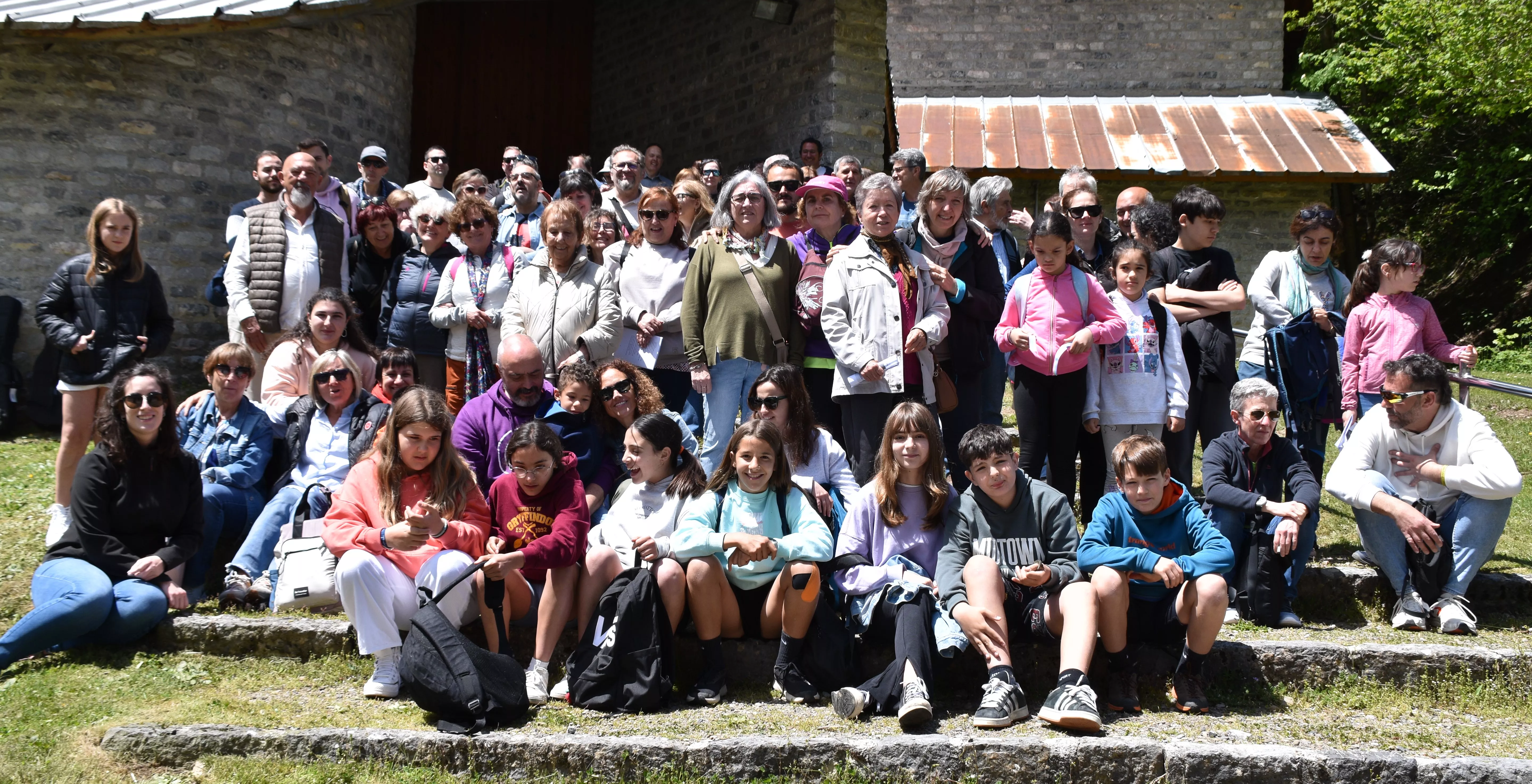 Foto de familia del inicio del 50 aniversario del Movimiento Junior en Canfranc Pueblo