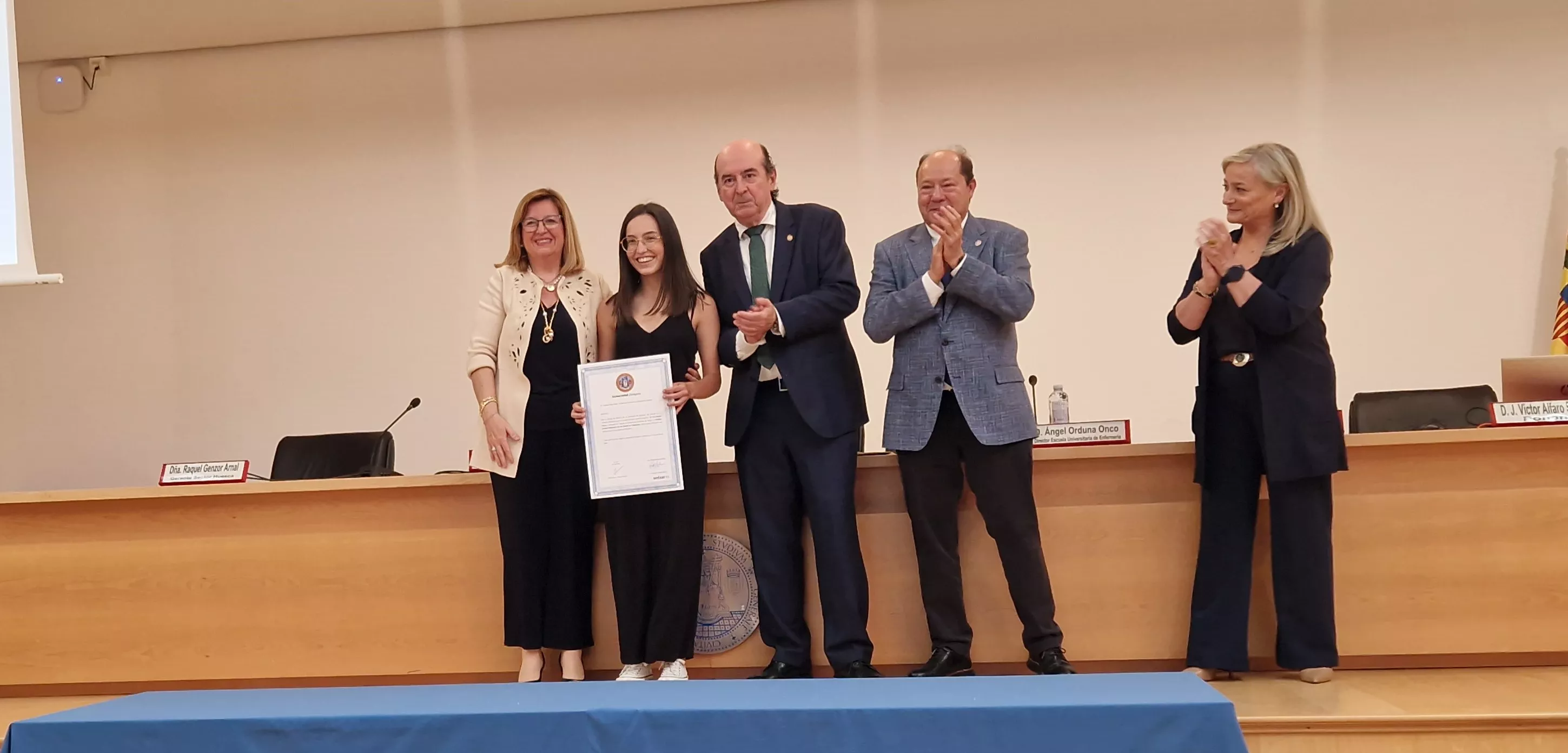 Eva Solano Pueyo, Premio Extraordinario de Funda de carrera de Enfermería. Al acto ha asistido José Víctor Alfaro Foto Myriam Martínez Eva Solano Pueyo, Premio Extraordinario de Funda de carrera de Enfermería. Al acto ha asistido José Víctor Alfaro Foto Myriam Martínez