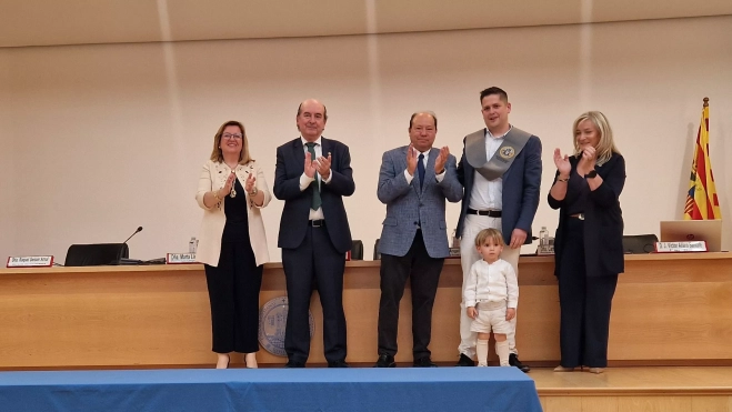 Los egresados han recogido sus becas. Foto Myriam Martínez