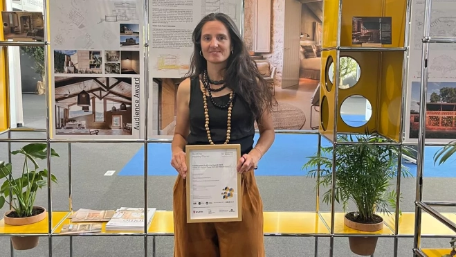 Àngels Castellarnau con el premio Àngels Castellarnau con el premio