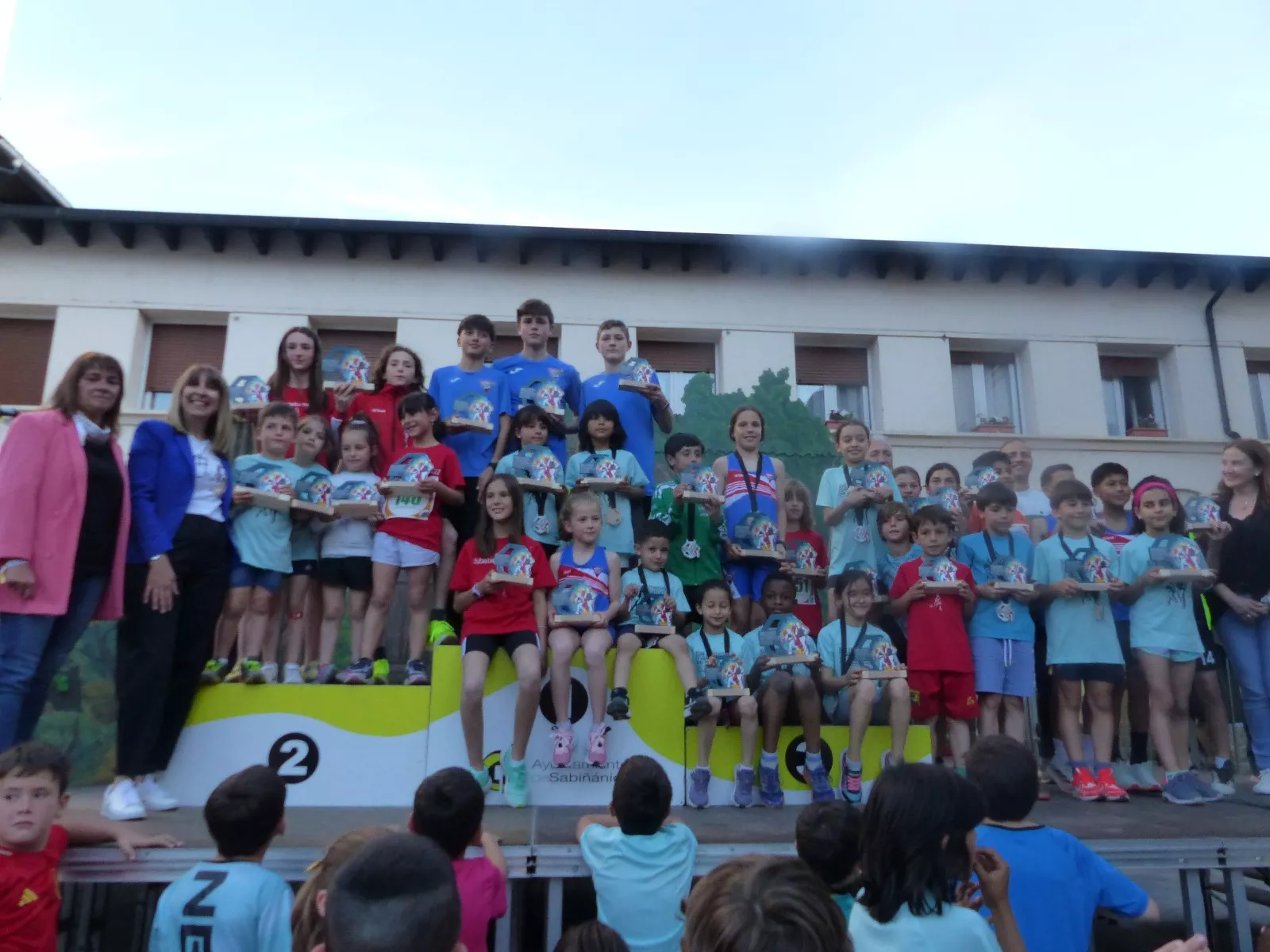 Memoriial Antonio Lardiés. Foto de familia de los premiados. Foto Cantera de noticias