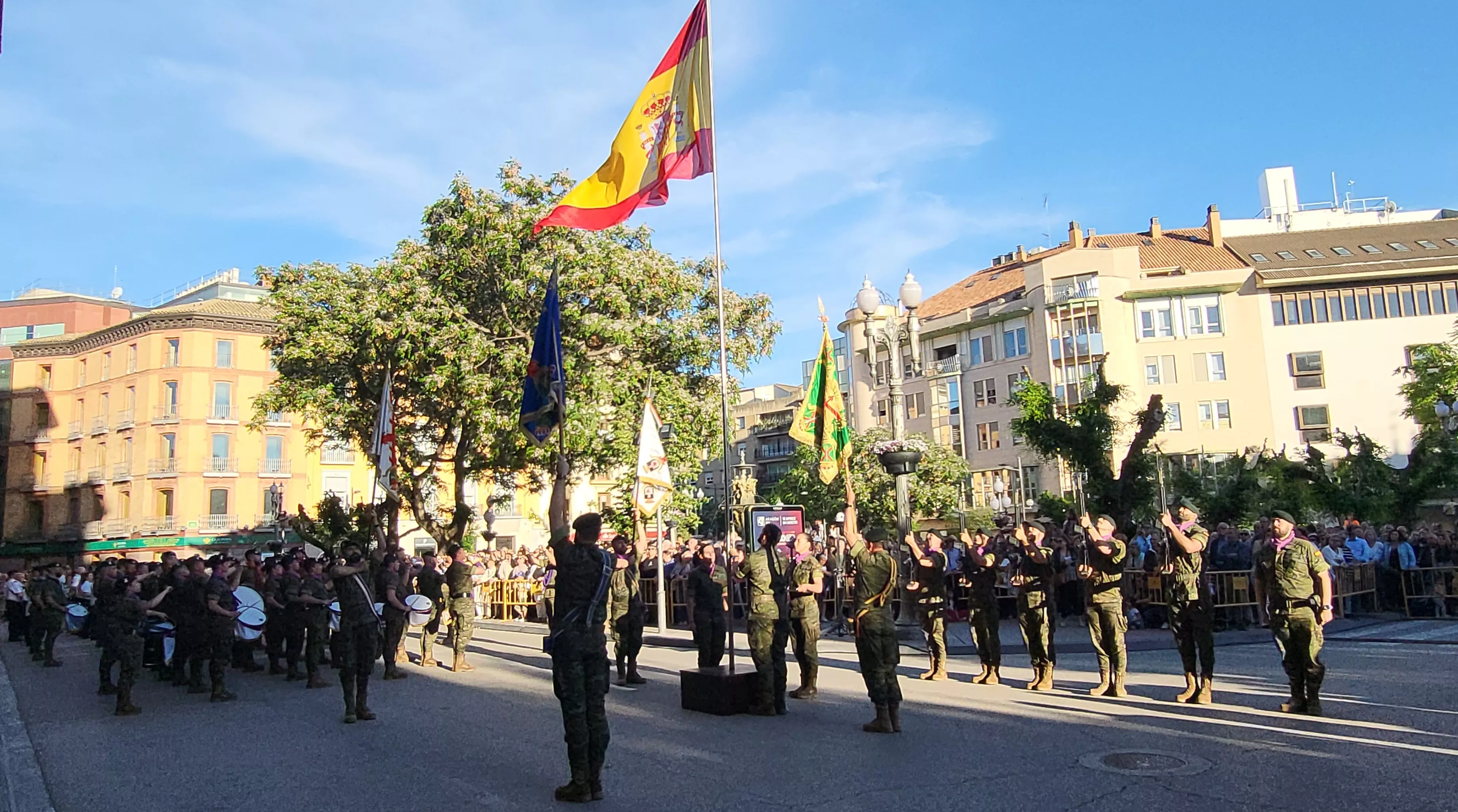 Huesca rinde homenaje a las Fuerzas Armadas con un concurrido Encuentro de Bandas Militares.