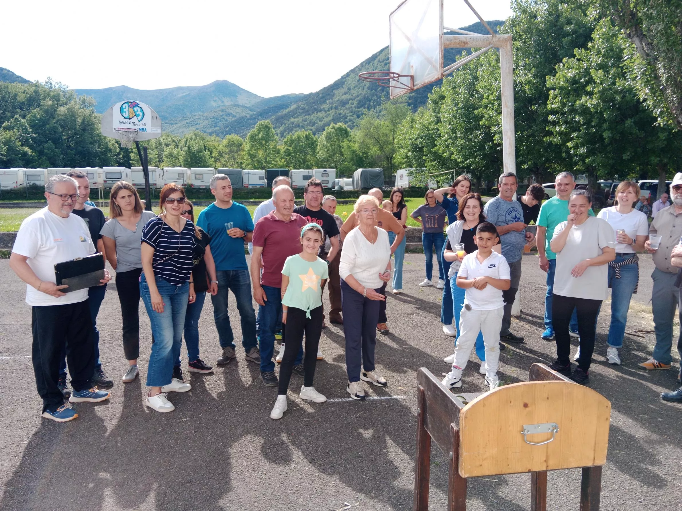 Juegos tradicionales en Oto,, rana
