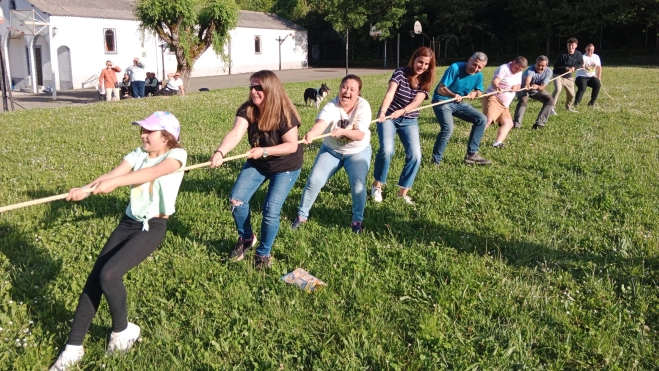 Juegos tradicionales en Oto, tiro de soga Juegos tradicionales en Oto, tiro de soga