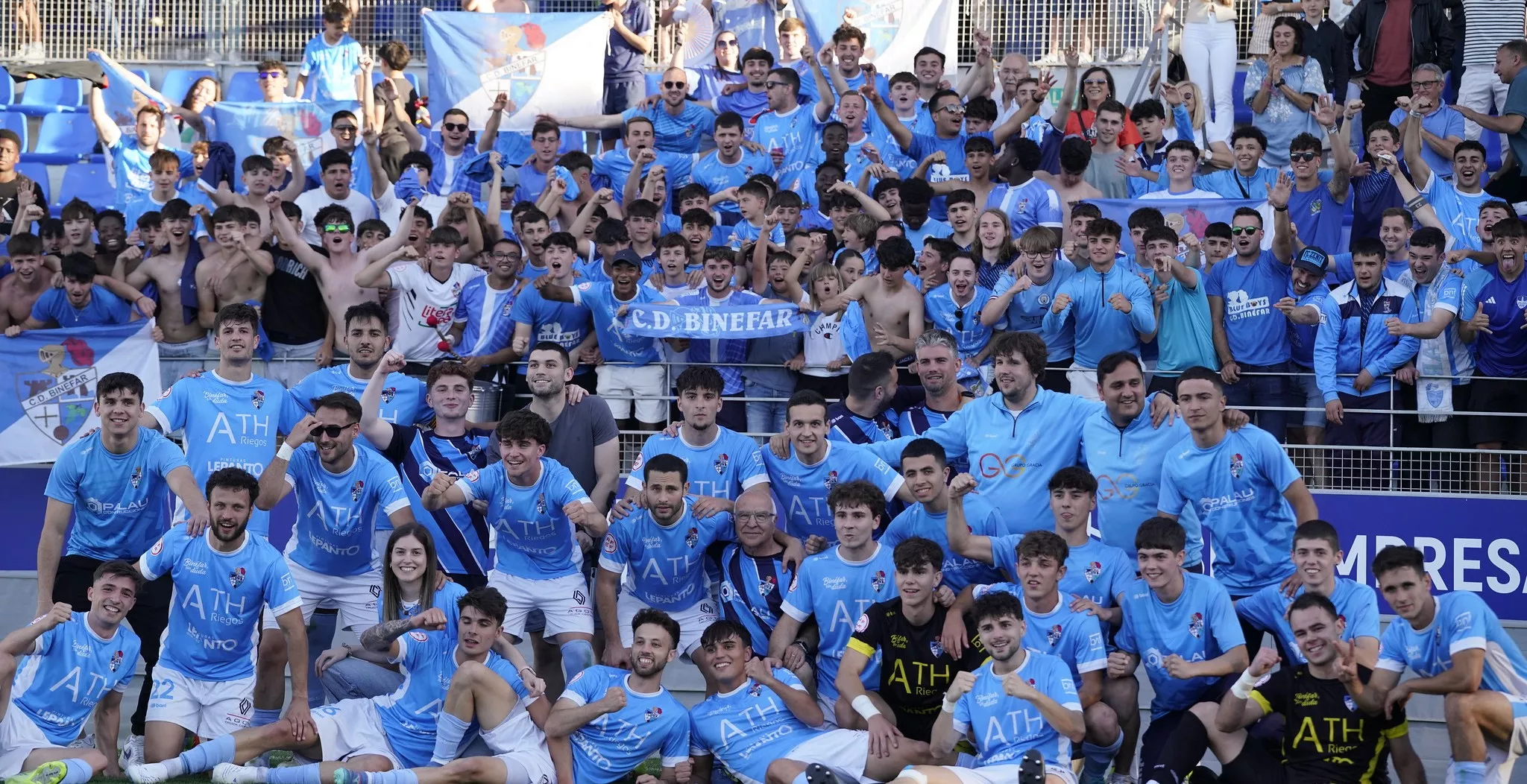 El Binéfar celebra el pase a la final junto a la afición desplazada. Foto: @fotomaniafut